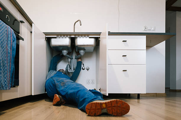 Professional Emergency Plumber technician working in Pittsfield, IL